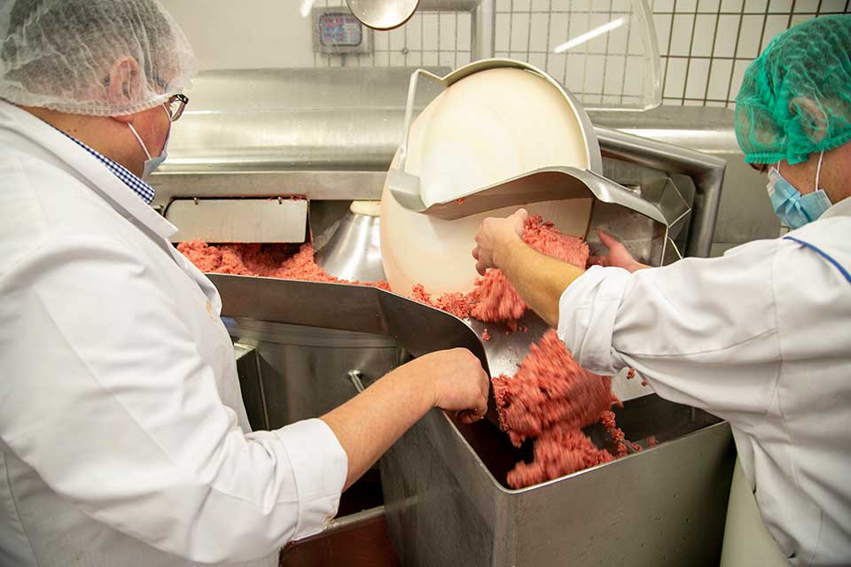 Metzgerei-Schiller-Hof-Salami-Produktion-Ablauf-6